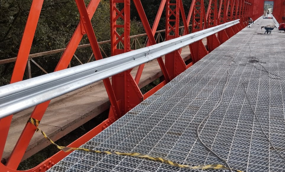 Instalação de defensas metálicas na ponte do Rio da Várzea