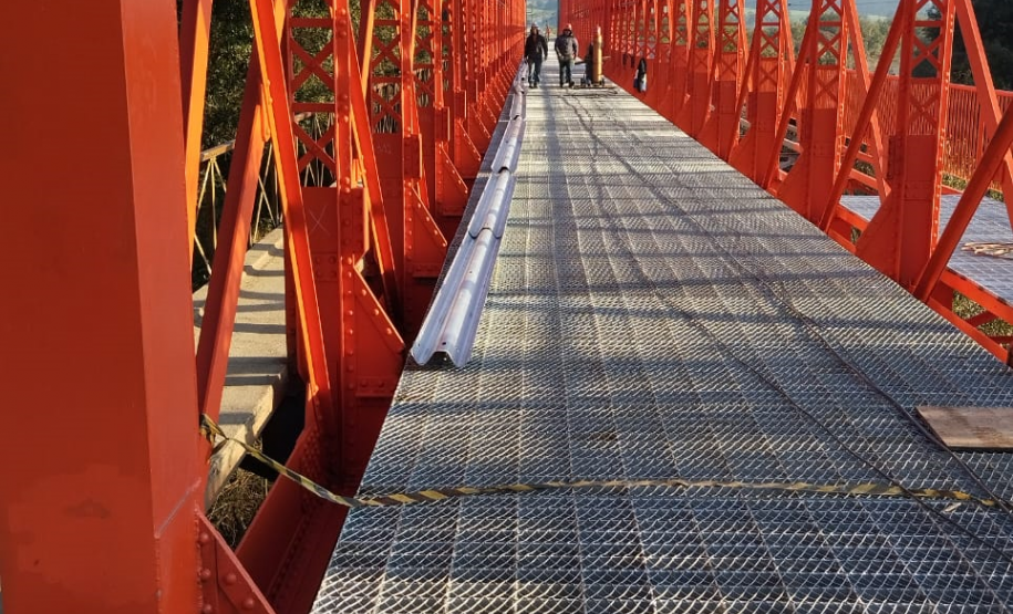 Instalação de defensas metálicas na ponte do Rio da Várzea