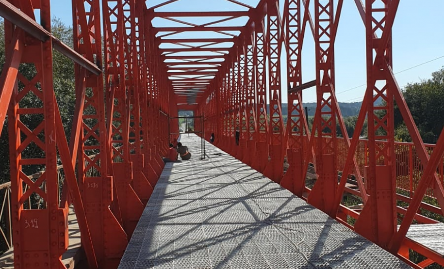 Instalação de defensas metálicas na ponte do Rio da Várzea