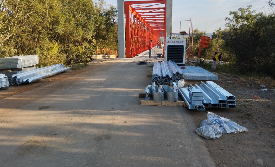 Instalação de defensas metálicas na ponte do Rio da Várzea