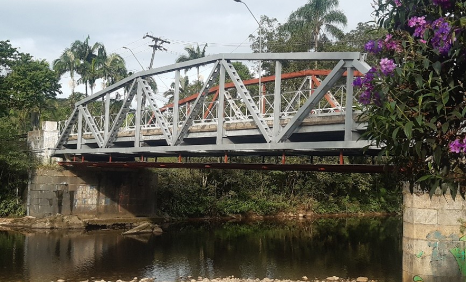 Ponte sobre o Rio Nhundiaquara em obras
