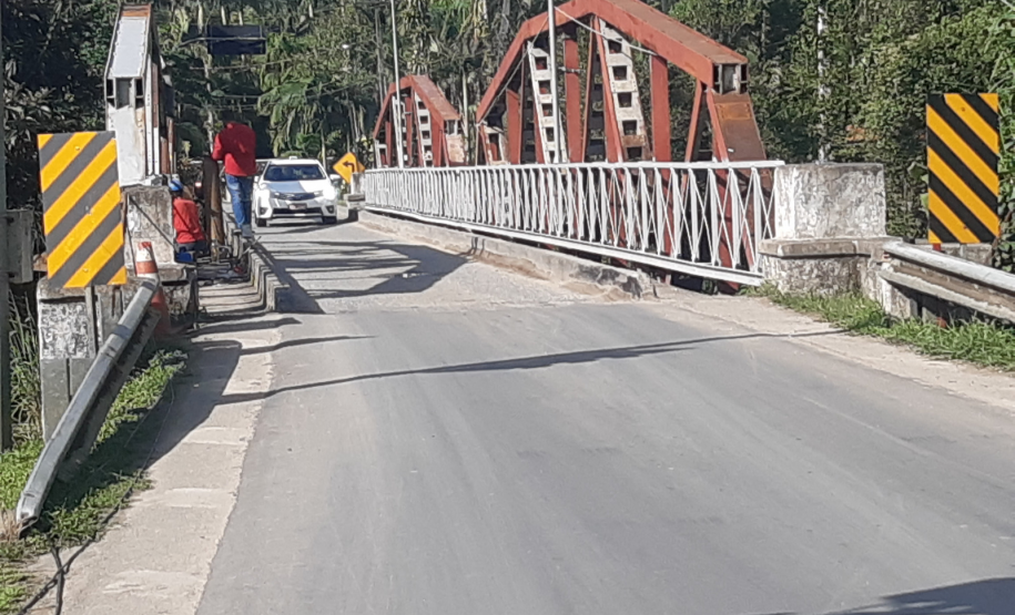 Ponte sobre o Rio Nhundiaquara em obras