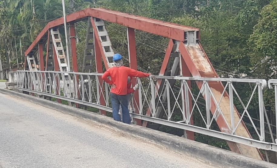 Ponte sobre o Rio Nhundiaquara em obras