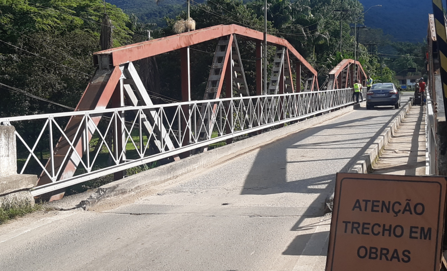 Ponte sobre o Rio Nhundiaquara em obras