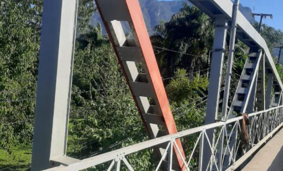 Serviços na ponte sobre o Rio Nhundiaquara em Porto de Cima, Morretes