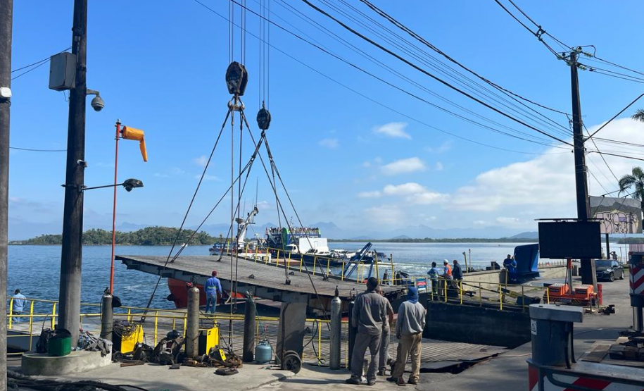 Troca de ponte flutuante no ferry boat de Guaratuba