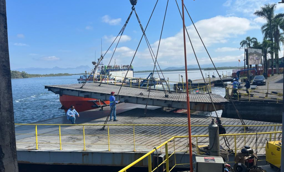 Troca de ponte flutuante no ferry boat de Guaratuba