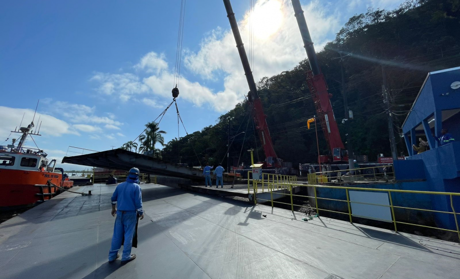 Troca de ponte flutuante no ferry boat de Guaratuba
