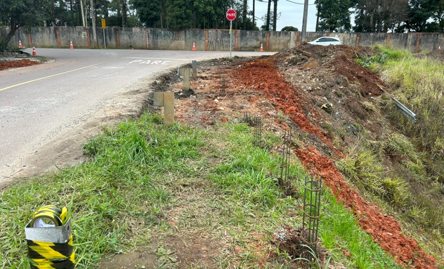 Fundação das novas calçadas do viaduto da Rua Newton Laporte
