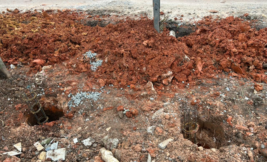 Fundação das novas calçadas do viaduto da Rua Newton Laporte