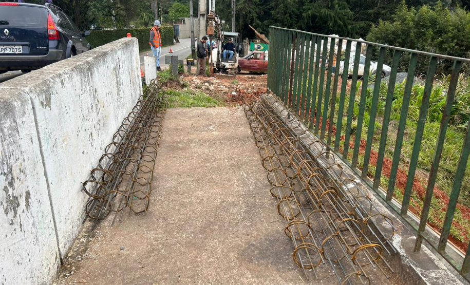 Fundação das novas calçadas do viaduto da Rua Newton Laporte