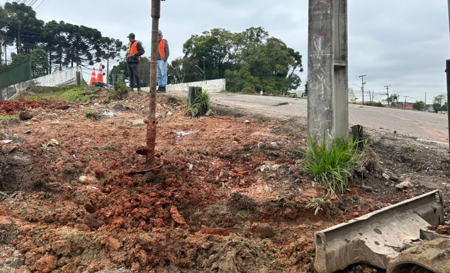 Fundação das novas calçadas do viaduto da Rua Newton Laporte