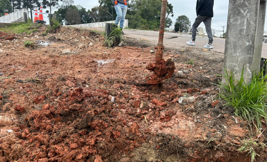 Fundação das novas calçadas do viaduto da Rua Newton Laporte