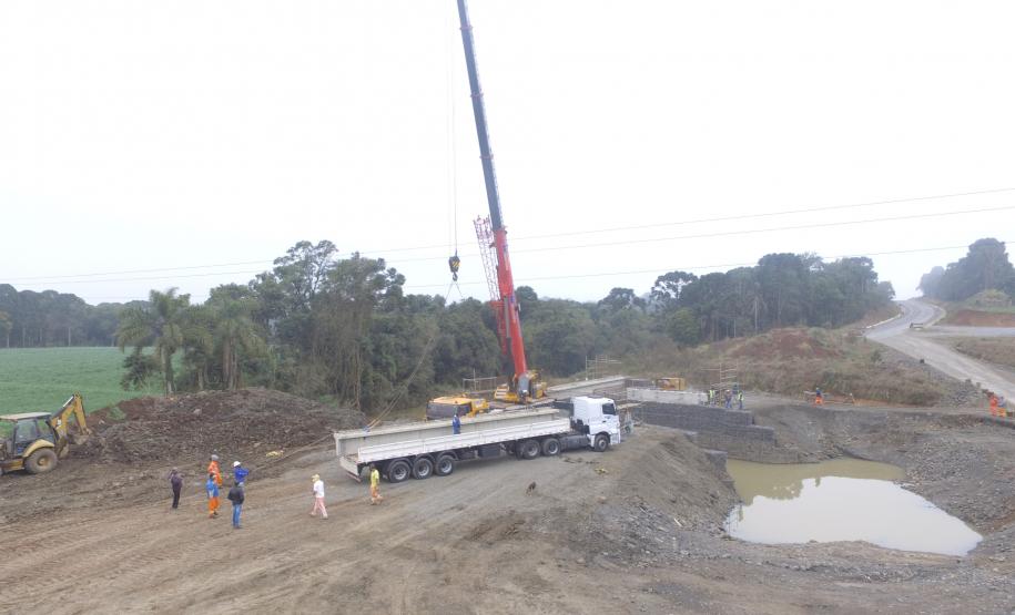 Lançamento de vigas da nova ponte sobre o Rio Turvo
