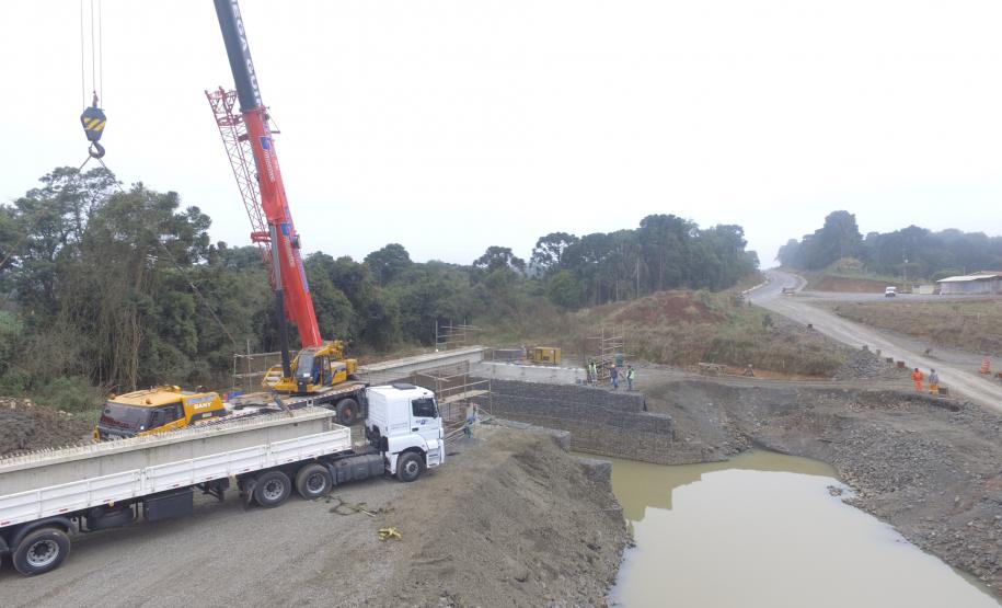 Lançamento de vigas da nova ponte sobre o Rio Turvo
