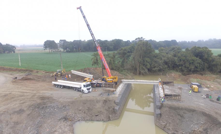 Lançamento de vigas da nova ponte sobre o Rio Turvo