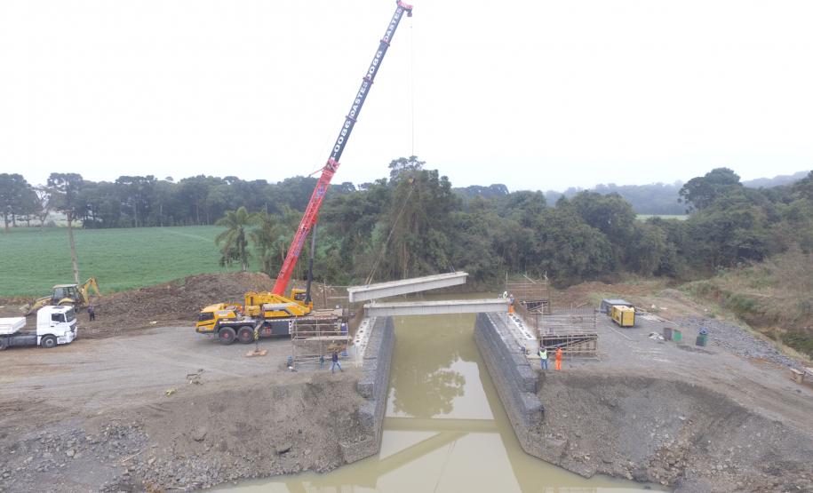 Lançamento de vigas da nova ponte sobre o Rio Turvo