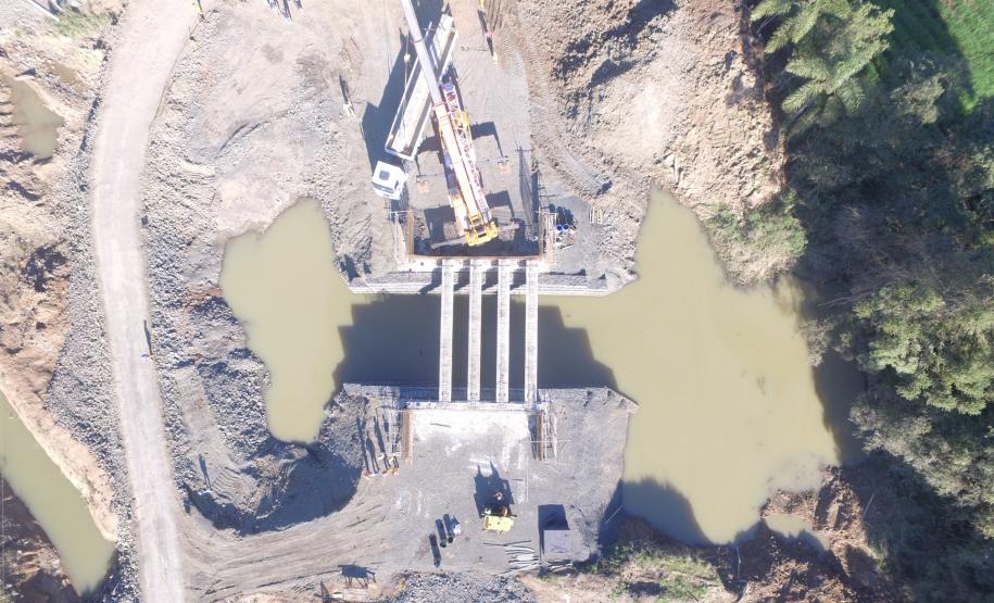 Lançamento de vigas da nova ponte sobre o Rio Turvo