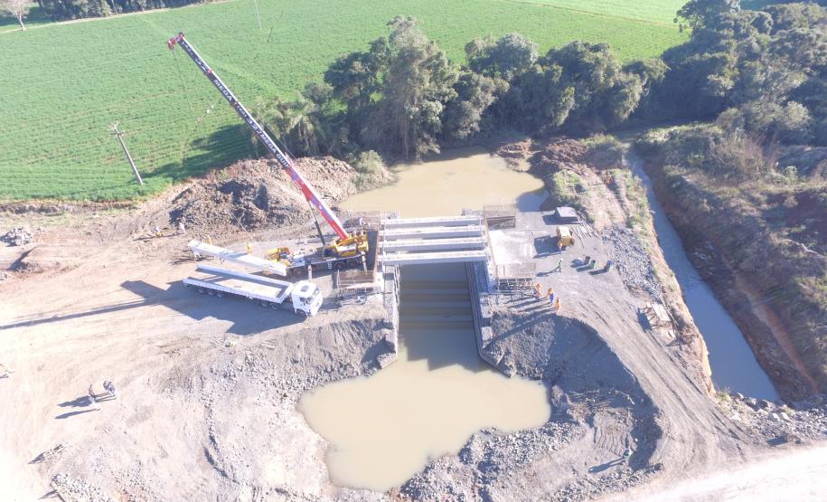 Lançamento de vigas da nova ponte sobre o Rio Turvo