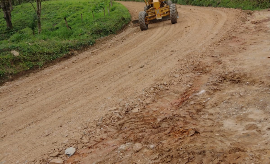 Cascalhamento da PR-090 em Campo Largo