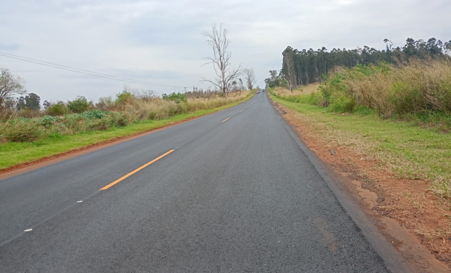 PR-218 entre Arapongas e Astorga, após remendos e sinalização provisória