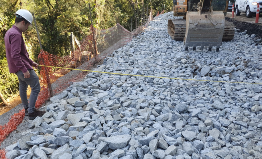 Km 7 da Estrada da Graciosa com serviços em andamento