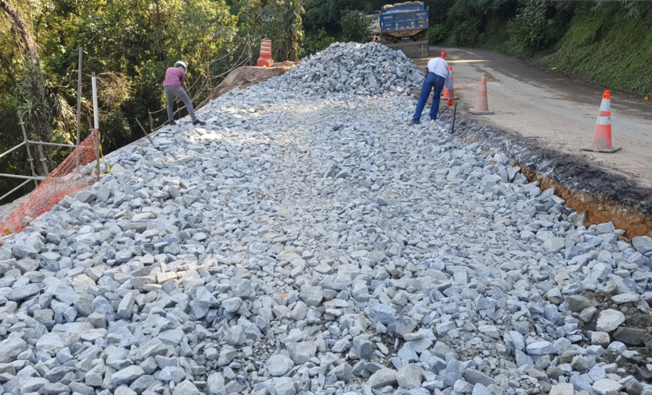 Km 7 da Estrada da Graciosa com serviços em andamento
