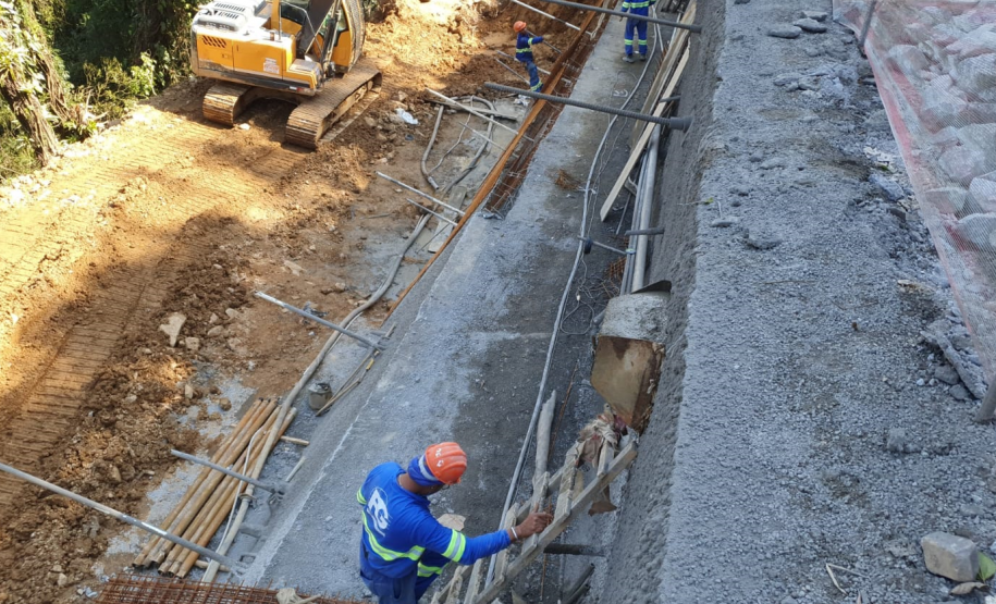 Km 7 da Estrada da Graciosa com serviços em andamento