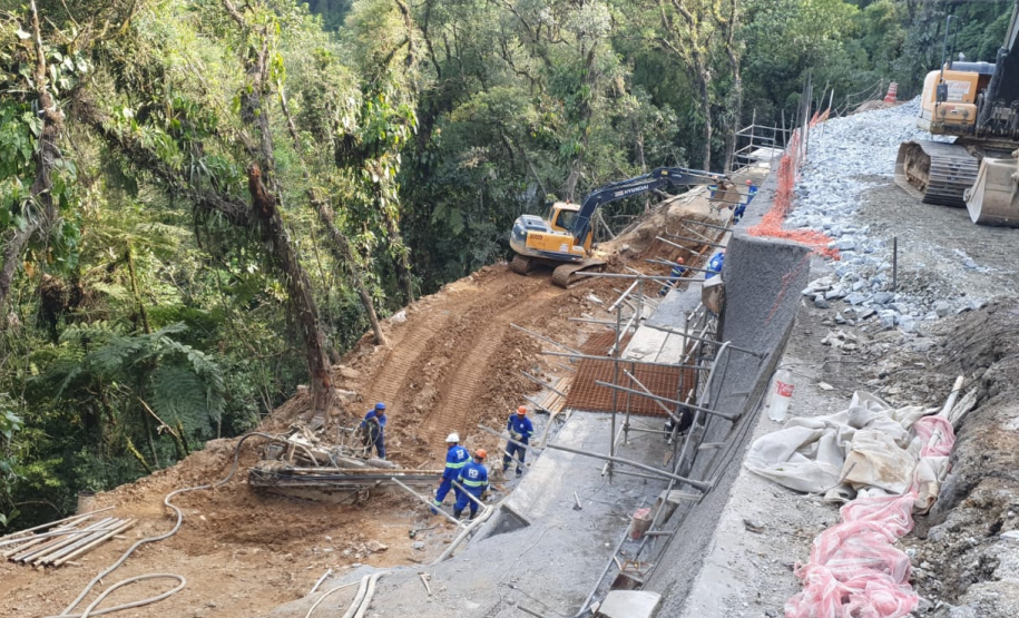 Km 7 da Estrada da Graciosa com serviços em andamento