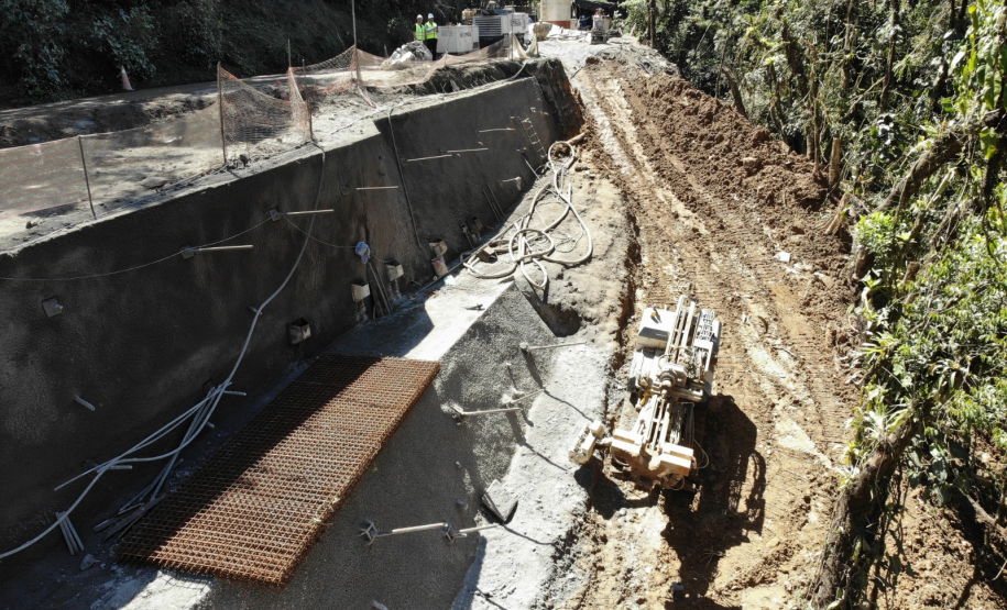 Km 7 da Estrada da Graciosa com serviços em andamento