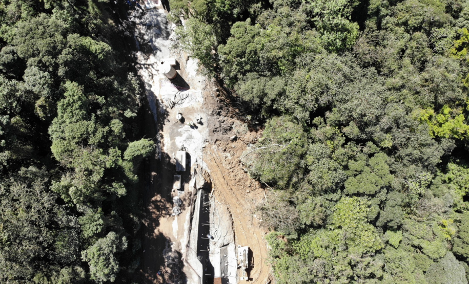 Km 7 da Estrada da Graciosa com serviços em andamento