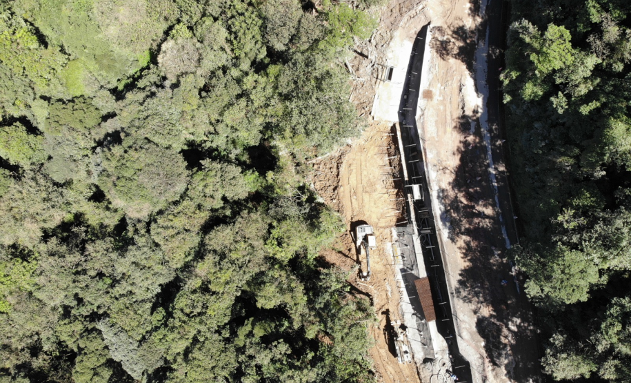 Km 7 da Estrada da Graciosa com serviços em andamento