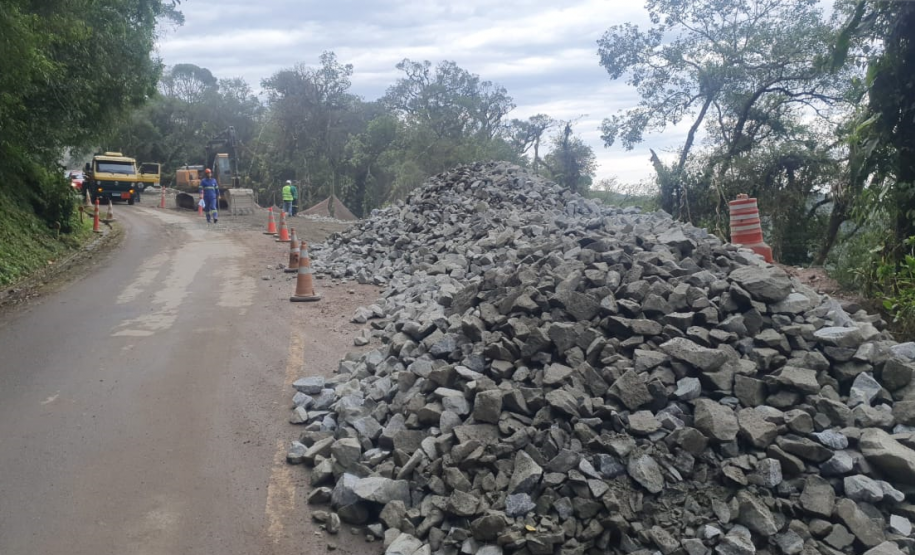Km 7 da Estrada da Graciosa com serviços em andamento