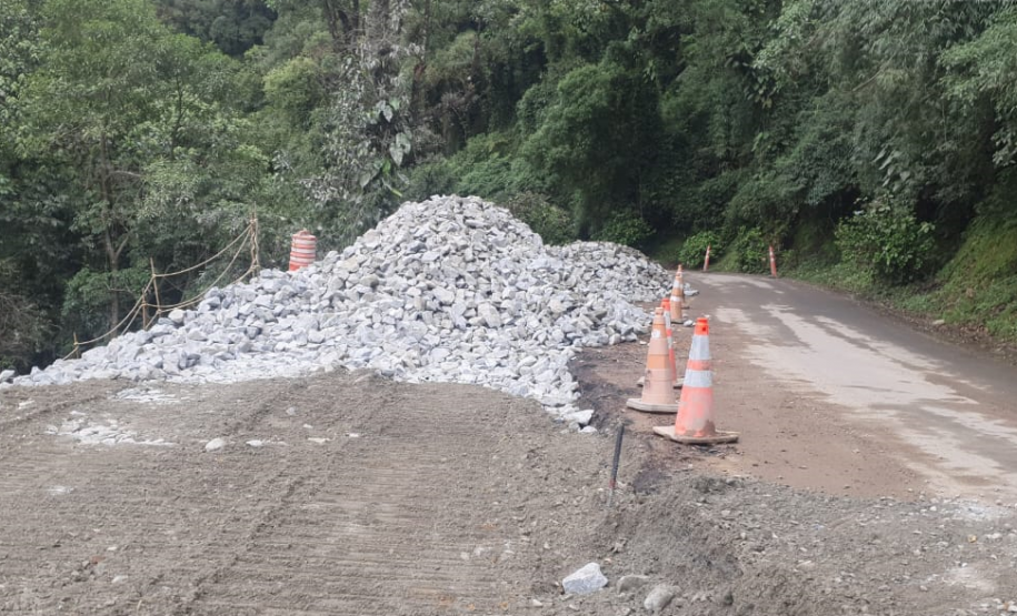 Km 7 da Estrada da Graciosa com serviços em andamento