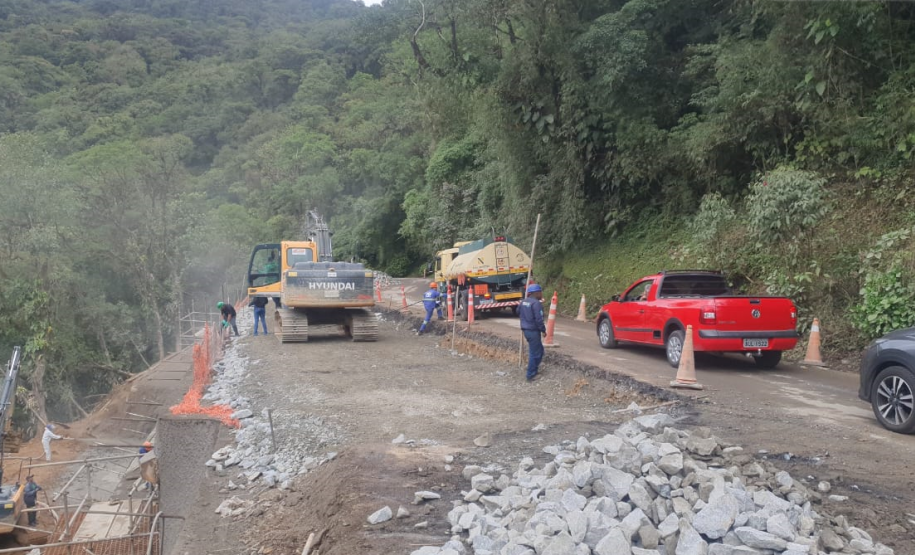 Km 7 da Estrada da Graciosa com serviços em andamento