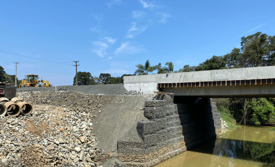 Ponte sobre o Rio Turvo, na PR-364, quase concluída