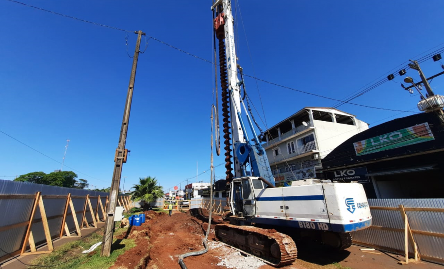 Perfuração e estacas da fundação dos novos viadutos de Sarandi