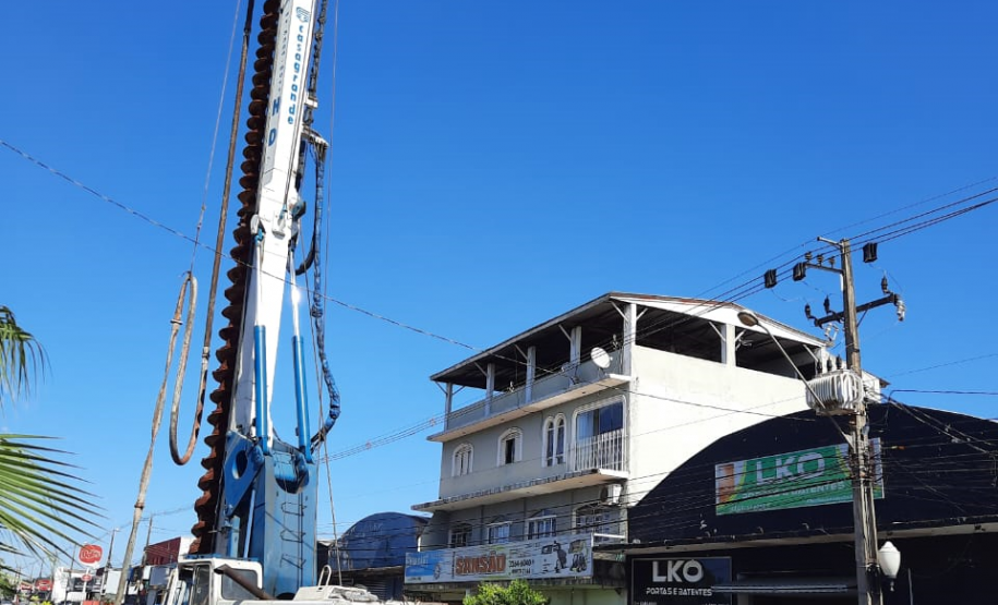 Perfuração e estacas da fundação dos novos viadutos de Sarandi