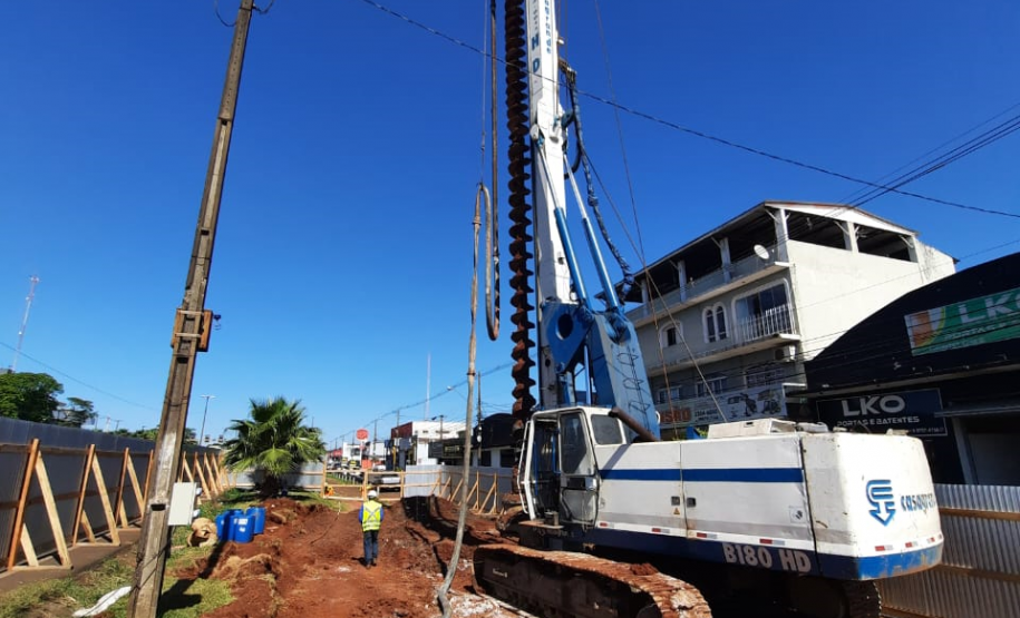 Perfuração e estacas da fundação dos novos viadutos de Sarandi