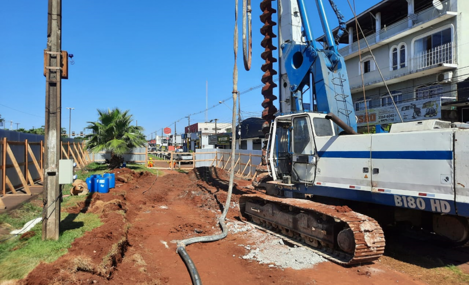 Perfuração e estacas da fundação dos novos viadutos de Sarandi