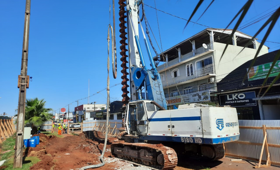 Perfuração e estacas da fundação dos novos viadutos de Sarandi