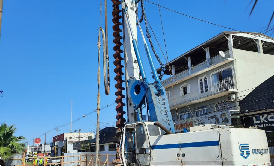 Perfuração e estacas da fundação dos novos viadutos de Sarandi