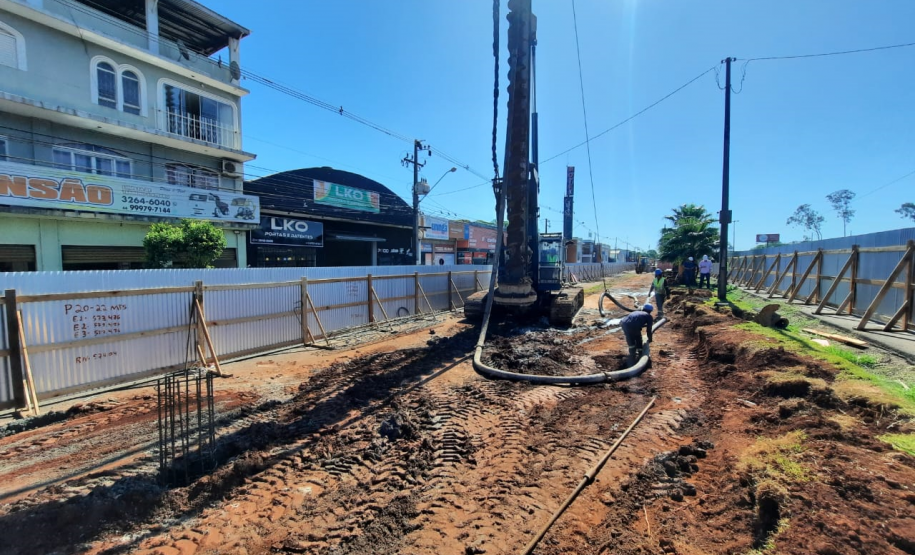 Perfuração e estacas da fundação dos novos viadutos de Sarandi