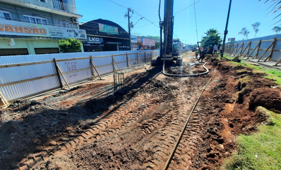 Perfuração e estacas da fundação dos novos viadutos de Sarandi