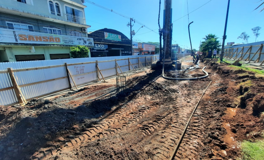 Perfuração e estacas da fundação dos novos viadutos de Sarandi