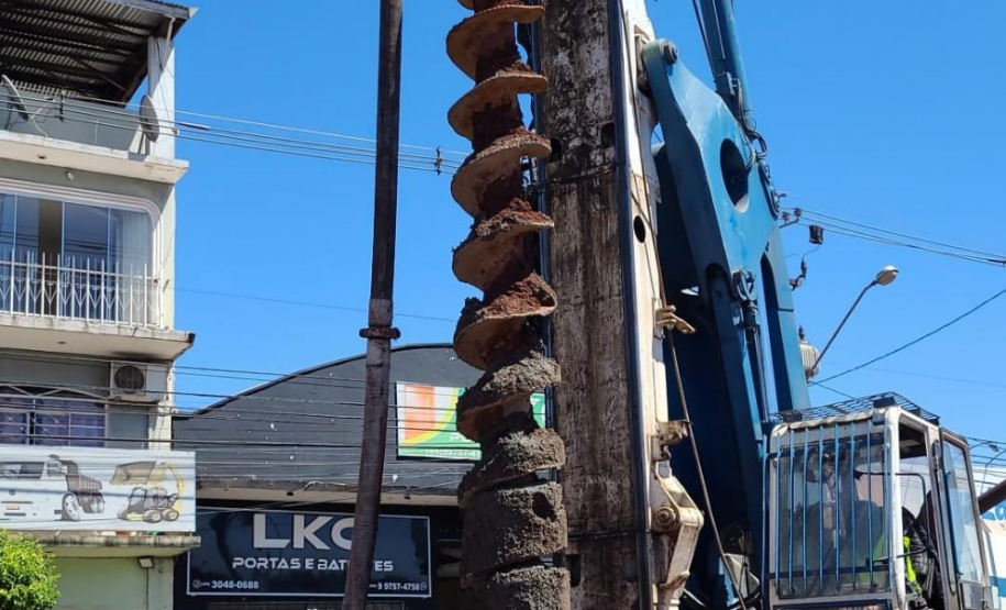 Perfuração e estacas da fundação dos novos viadutos de Sarandi