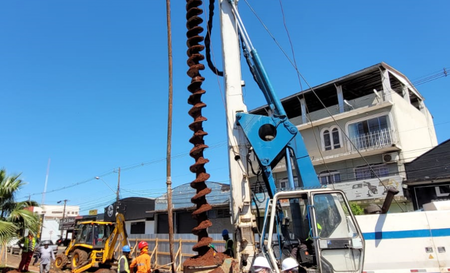 Perfuração e estacas da fundação dos novos viadutos de Sarandi