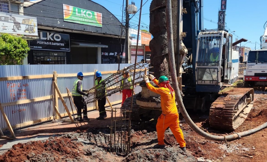 Perfuração e estacas da fundação dos novos viadutos de Sarandi
