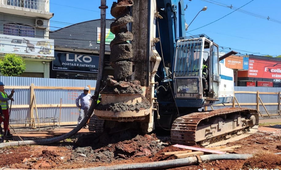 Perfuração e estacas da fundação dos novos viadutos de Sarandi