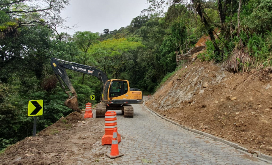 Serviços de recuperação emergencial da Estrada da Graciosa no km 11+600